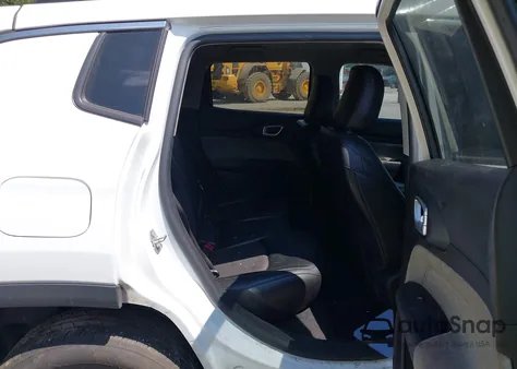 2022 Jeep Compass Latitude 4X4 z USA, uszkodzony, nr VIN 3C4NJDBB0NT152878